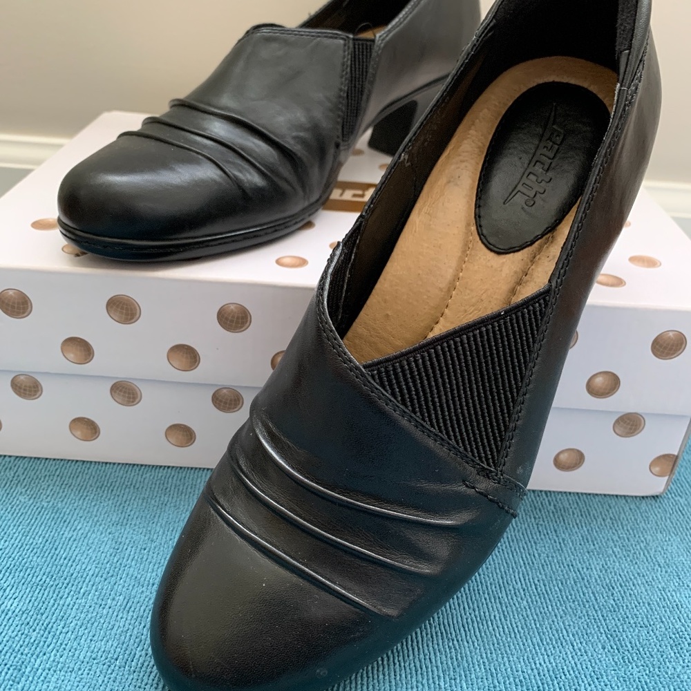 Earth loafer style shoes